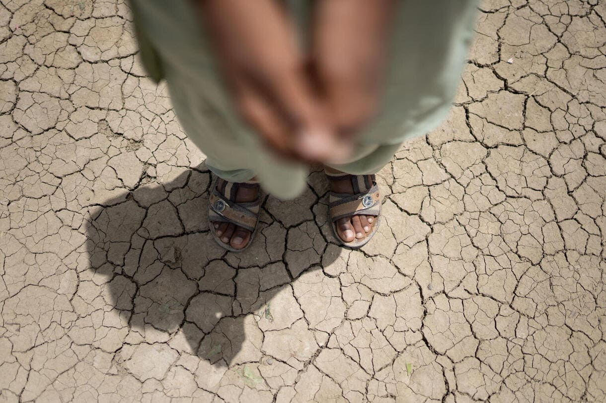 Ein Kind vor dem UNICEF TLC in Basti Shahnawaz Chang GPS Mud Haji Haibton, Distrikt Rajanpur, Provinz Punjab. Acht Monate nach den katastrophalen Überschwemmungen in Pakistan zeigt das extreme Wetter kaum Anzeichen einer Abschwächung. Die nächste Monsunzeit steht bereits vor der Tür, und viele hier sagen, in Teilen des Landes habe man das Gefühl, der Frühling sei direkt hinter ihnen her und direkt in die sengende Hitze des Sommers übergegangen. In diesem Jahr haben die Temperaturen in Teilen des Landes bereits 50 Grad Celsius (120 Grad Fahrenheit) erreicht.