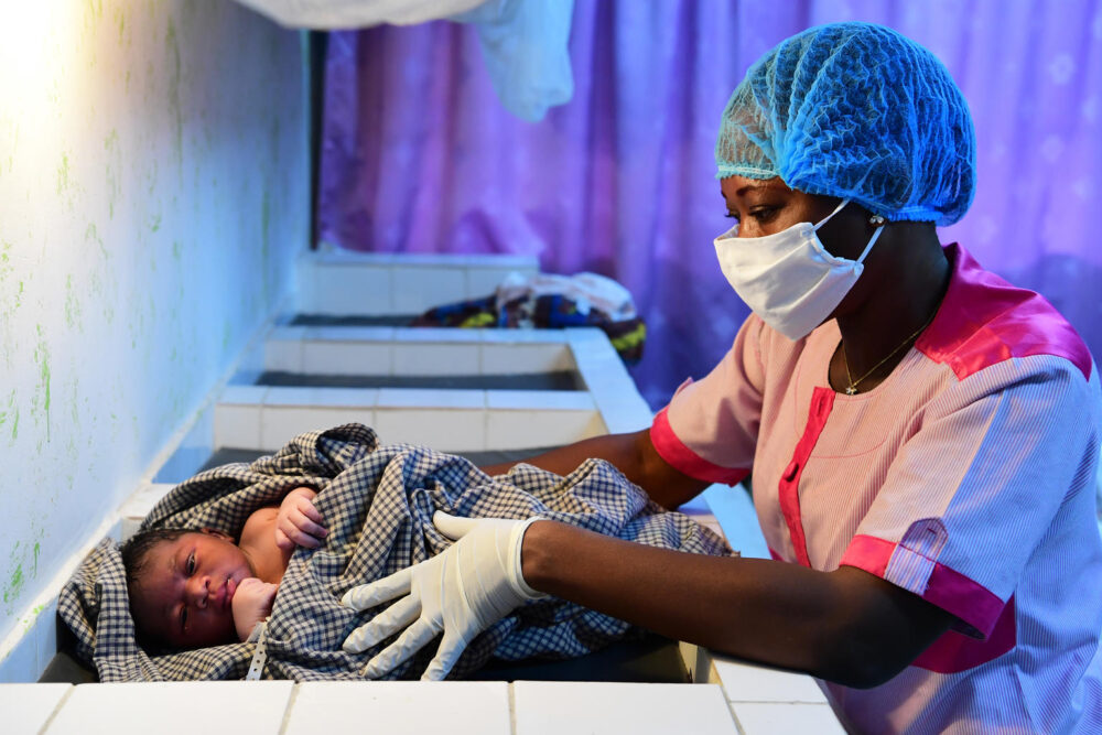 Gesundheits-Check eines Babys im Gesundheitszentrum von Port Bouet, einem Vorort von Abidjan (Efenbeinküste)