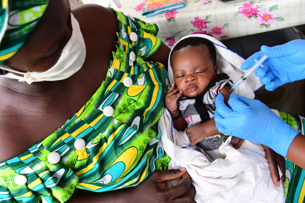 Baby in Gonzagueville, einem Vorort von Abidjan (Elfenbeinküste), wird im Gesundheitszentrum geimpft