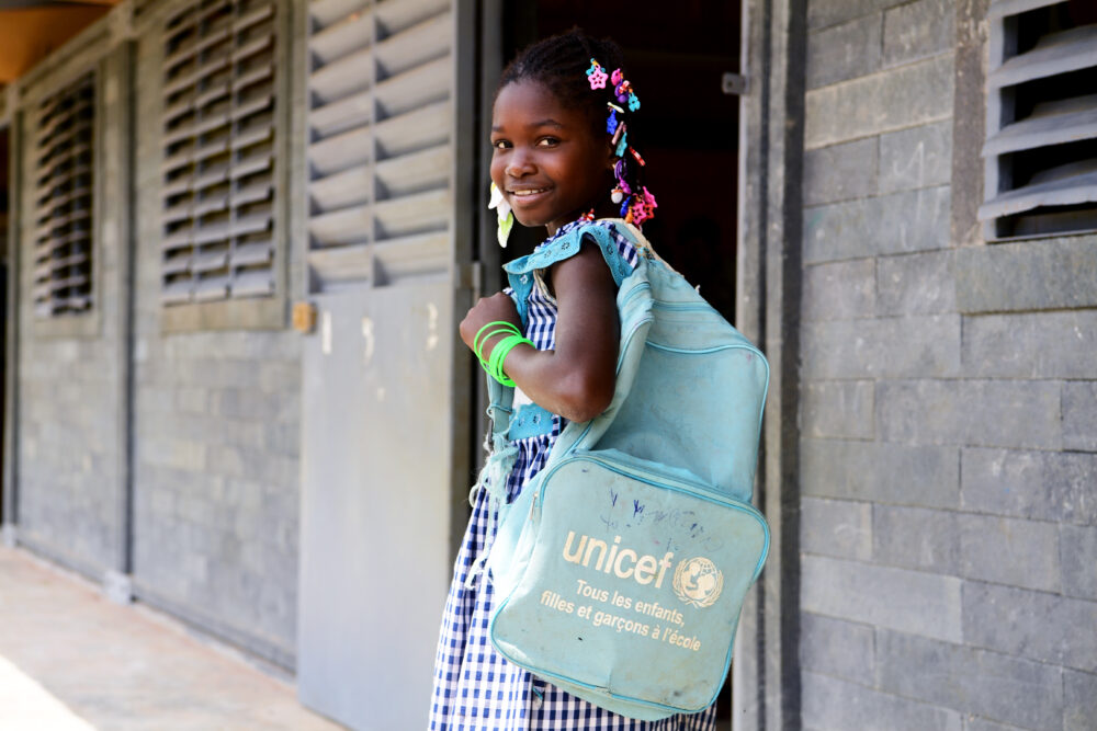 Die 9-jährige Marie Kouadio Aya freut sich, dass sie endlich wieder in ihre Schule in Toumoudi-Sakassou im Süden der Elfenbeinküste gehen kann
