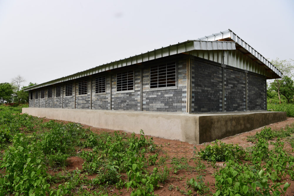 Die Wände dieser Schule in Gouékolo im Westen der Elfenbeinküste sind aus Plastikmüll-Ziegel gebaut