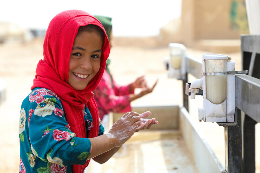 Die neunjährige Somaya kann hier im Ferdousi Camp (Afghanistan, Bezirk Nahri Shahi in der Provinz Balkh) mit sauberem Wasser auch ihre Hände waschen