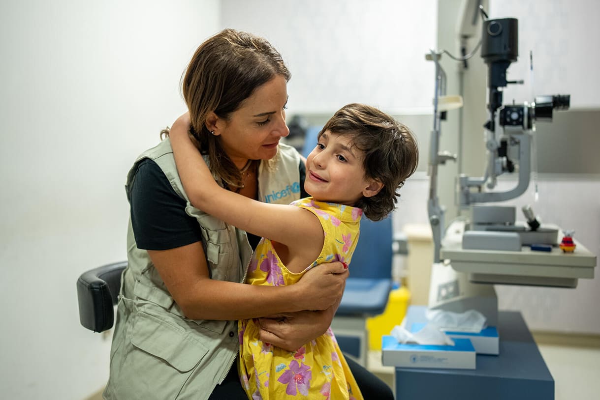 Am 25. Juli 2025 umarmt die siebenjährige Sawsan, die 2024 im Libanonkrieg verletzt wurde, Blanche Baz, Kommunikationsbeauftragte von UNICEF, während sie im American University of Beirut Medical Center (AUBMC) im Rahmen des Programms „Assistance & Care for War-Wounded and Affected Children“ (ACWA) in Beirut medizinisch versorgt wird.