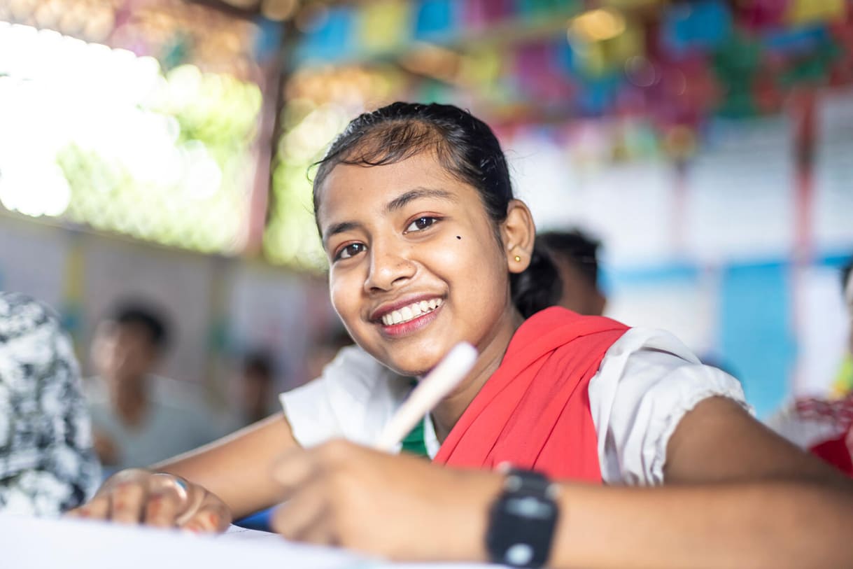 Die 14-Jährige posiert am 31. August 2025 während des Unterrichts im Lernzentrum in Camp 18 für Rohingya-Flüchtlinge in Cox’s Bazar, Bangladesch, für ein Porträt.