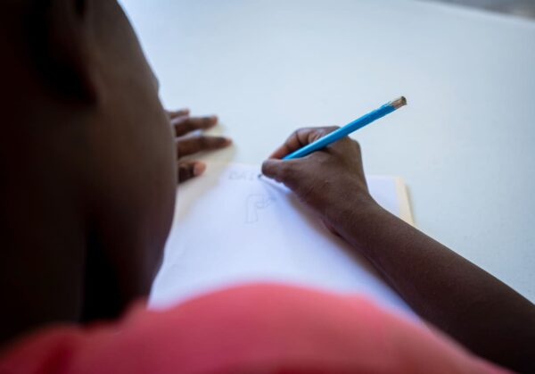 Bevor Gewalt sein Leben zerstörte, lebte Ali (Name geändert) bei seiner Mutter. Bei heftigen Schießereien in seiner Nachbarschaft wurde sie getöt, er überlebte war aber gezwungen, auf der Straße zu leben, bettelte ums Überleben. Eines Tages sprachen ihn und seine Freunde Männer an, boten Geld und drückten den Burschen Waffen in die Hände. Als Ali sich weigerte, ihren Anweisungen Folge zu leisten, wurde er bedroht. Heute befindet sich der 15-Jährige in einem von UNICEF und dem Haitianischen Institut für Sozialwesen und Forschung (IBESR) eingerichteten Transitlager, wo er Betreuung, Schutz und psychosoziale Unterstützung erhält.