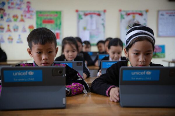 Schülerinnen und Schüler der ersten ethnischen Grundschule mit Internat in Thuong Ha, Bezirk Bao Yen, Provinz Lao Cai (Vietnam), nehmen an einem speziellen von Unicef unterstützten Unterricht teil, in dem sie erstmals mit Tablets arbeiten und eine neue Lernmethode kennenlernen. Unicef arbeitet mit seinen Partnern daran, die digitale Kluft, insbesondere für Kinder in benachteiligten Gebieten, zu überbrücken.