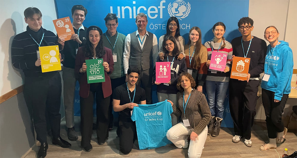 Der neue Unicef-jugendbeirat samt dem Österreich-Geschäftsführer