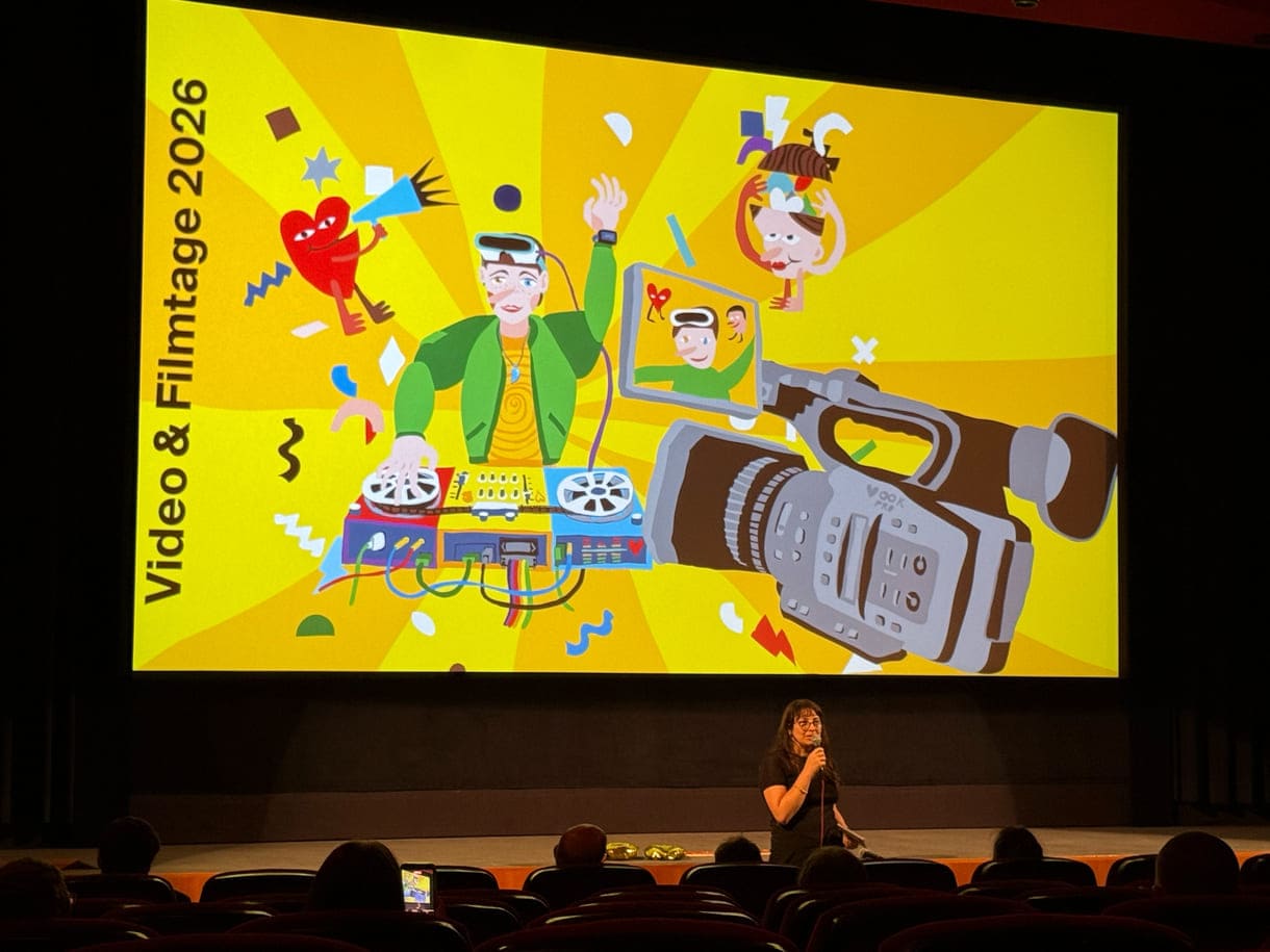 Festivalleiterin Marija Milovanović vor dem Sujet der diesjährigen video & filmtage im Cinemagic in der Wiener Urania