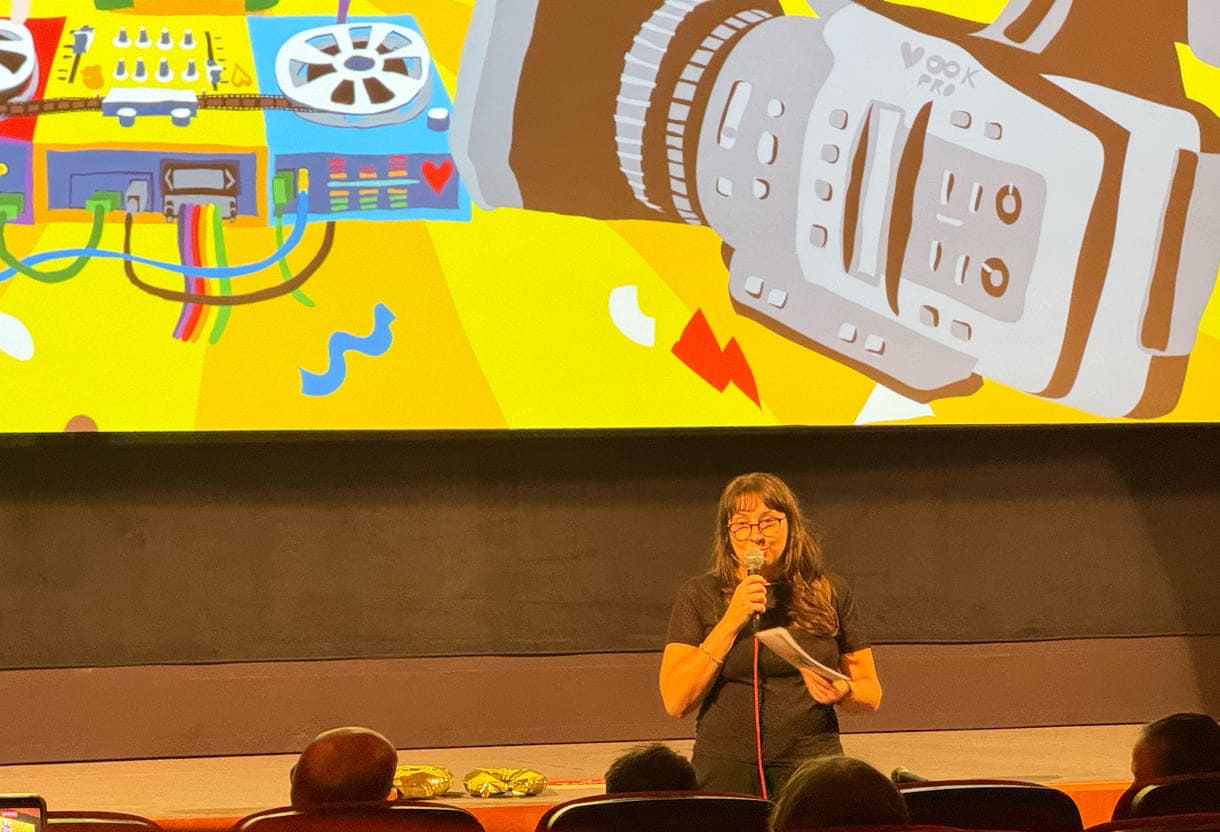 Festivalleiterin Marija Milovanović vor dem Sujet der diesjährigen video & filmtage im Cinemagic in der Wiener Urania