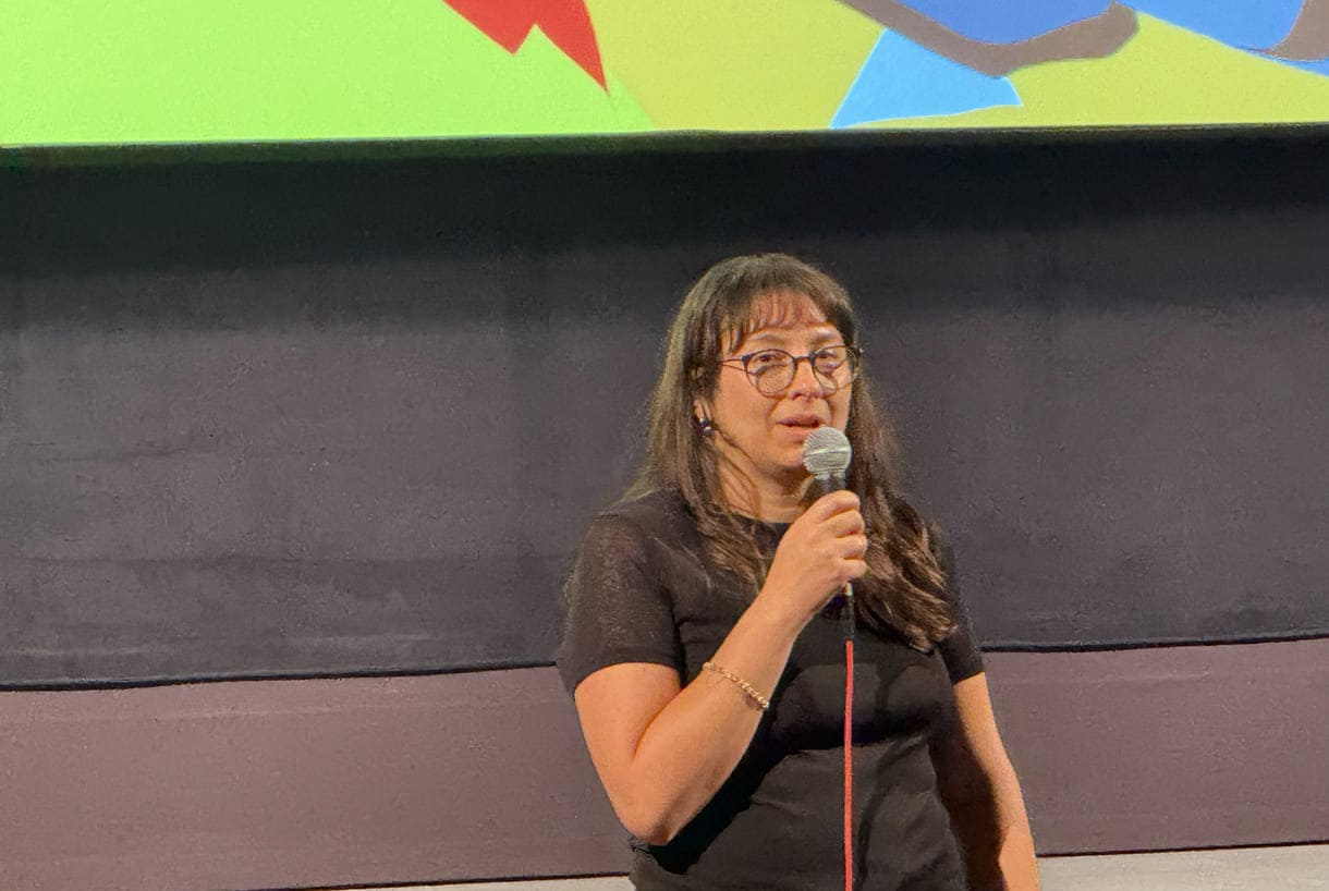 Festivalleiterin Marija Milovanović vor dem Sujet der diesjährigen video & filmtage im Cinemagic in der Wiener Urania
