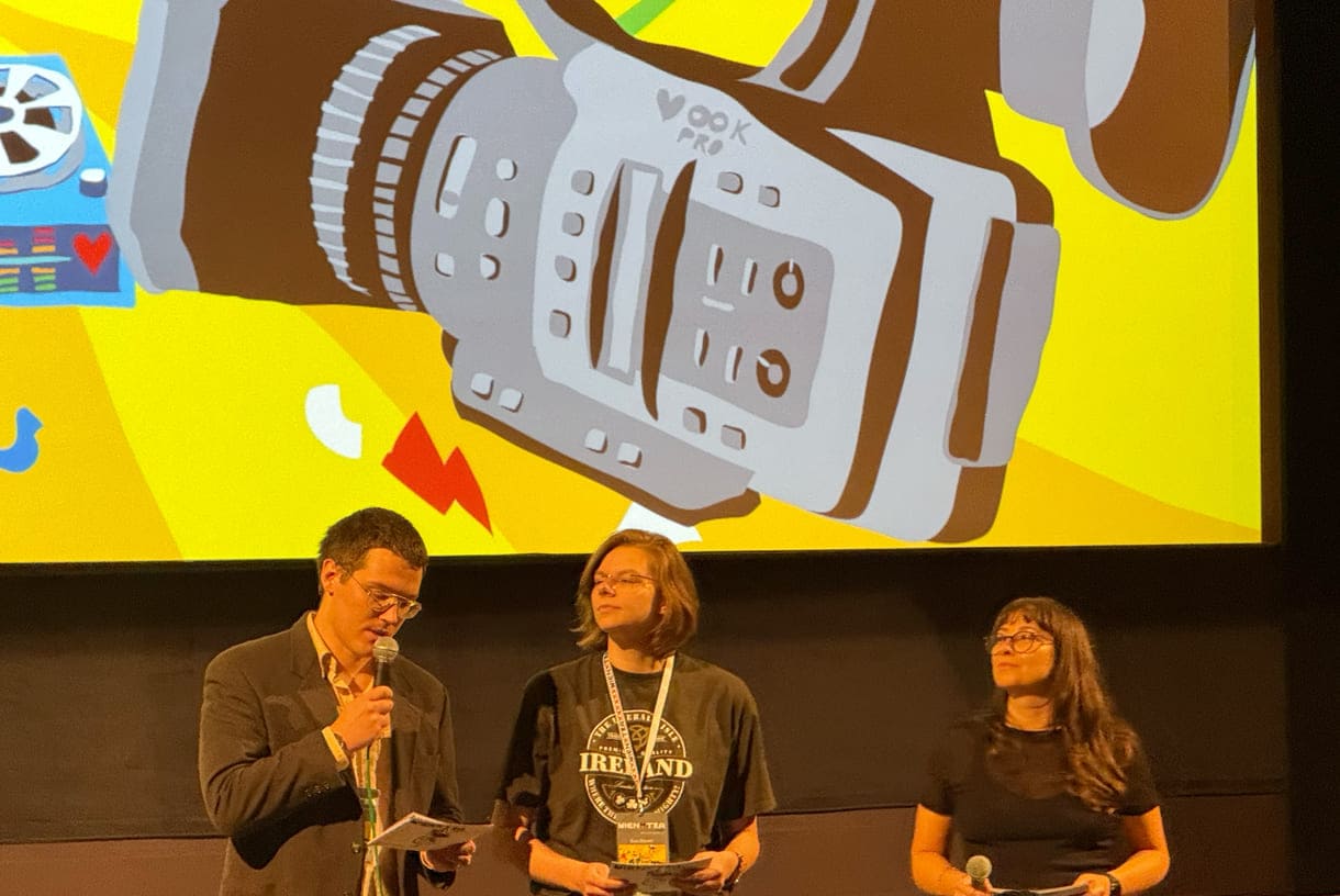 Jugendleitung des diesjährigen Festivals Tilo Schott und Eva Bauer gemeinsam mit der Gesamtleiterin Marija Milovanović