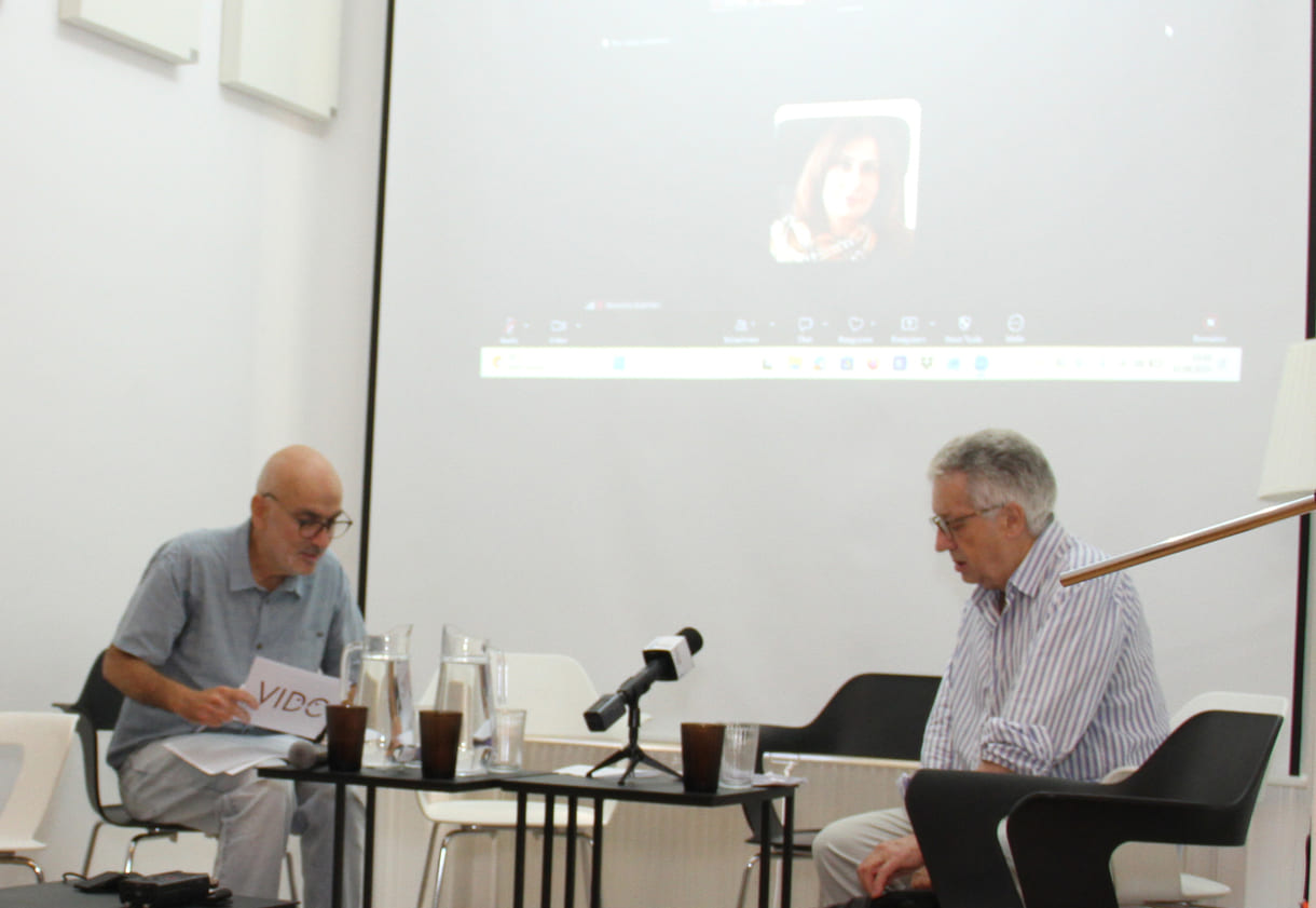 Moderator des Podiums: Michael Fanizadeh (Vienna Institute for International Dialogue and Cooperation, VIDC) und Wolfgang Petritsch (jahrzehntelanger Spitzendiplomat und Präsident des oiip) mit seinem neuesten Buch - in englischer Sprache - über Diplomatische Interventionen in Zeiten des Unfriedens