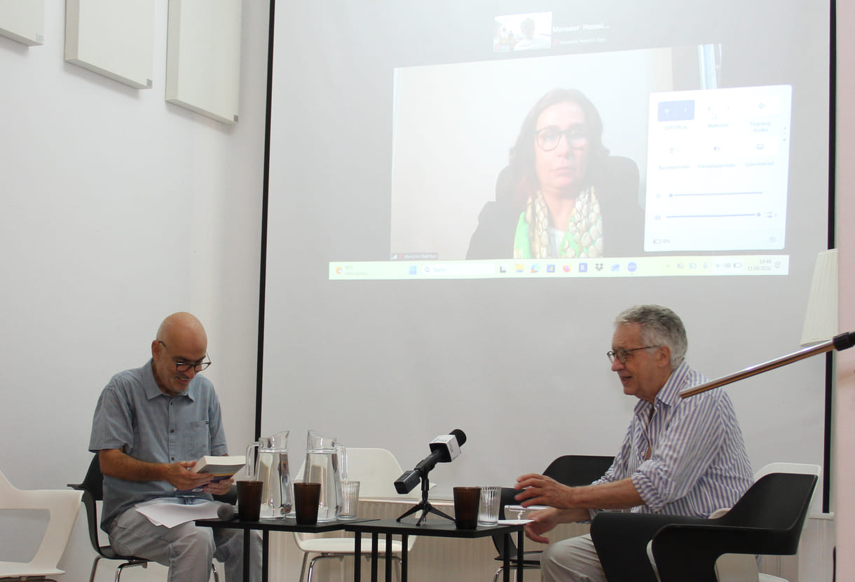 Moderator des Podiums: Michael Fanizadeh (Vienna Institute for International Dialogue and Cooperation, VIDC) und Wolfgang Petritsch (jahrzehntelanger Spitzendiplomat und Präsident des oiip) mit seinem neuesten Buch - in englischer Sprache - über Diplomatische Interventionen in Zeiten des Unfriedens