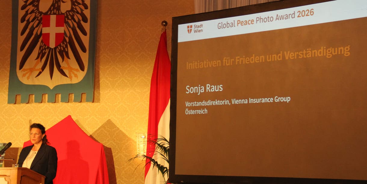 Zu den Hauptsponsoren des Global Peace Photo Awards aber auch der Friedensflotte Mirno More zählt die international tätige Vienna Insurance Group (VIG) für die deren Vorstandsdirektorin Sonja Raus sprach und Preise übergab