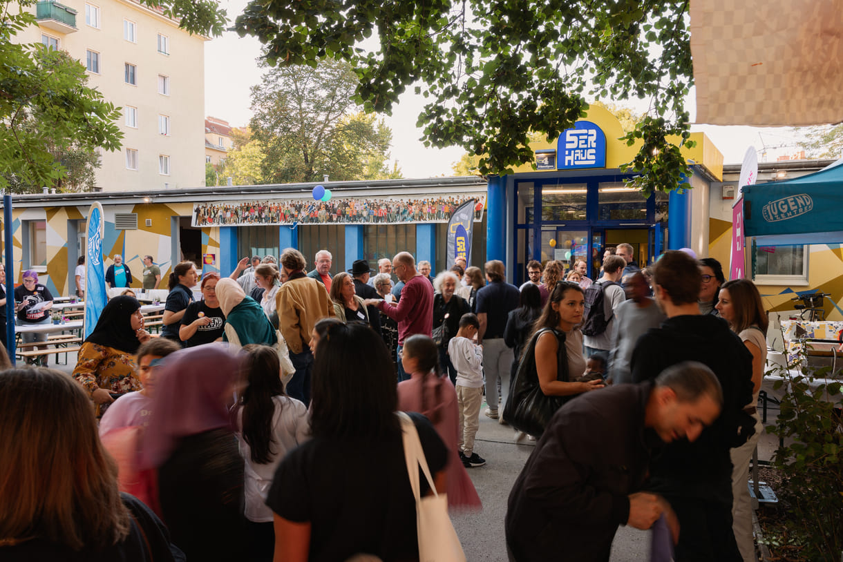 Schnappschuss vom 60. Geburtstagsfest des 5er-Hauses der Wiener Jugendzentren