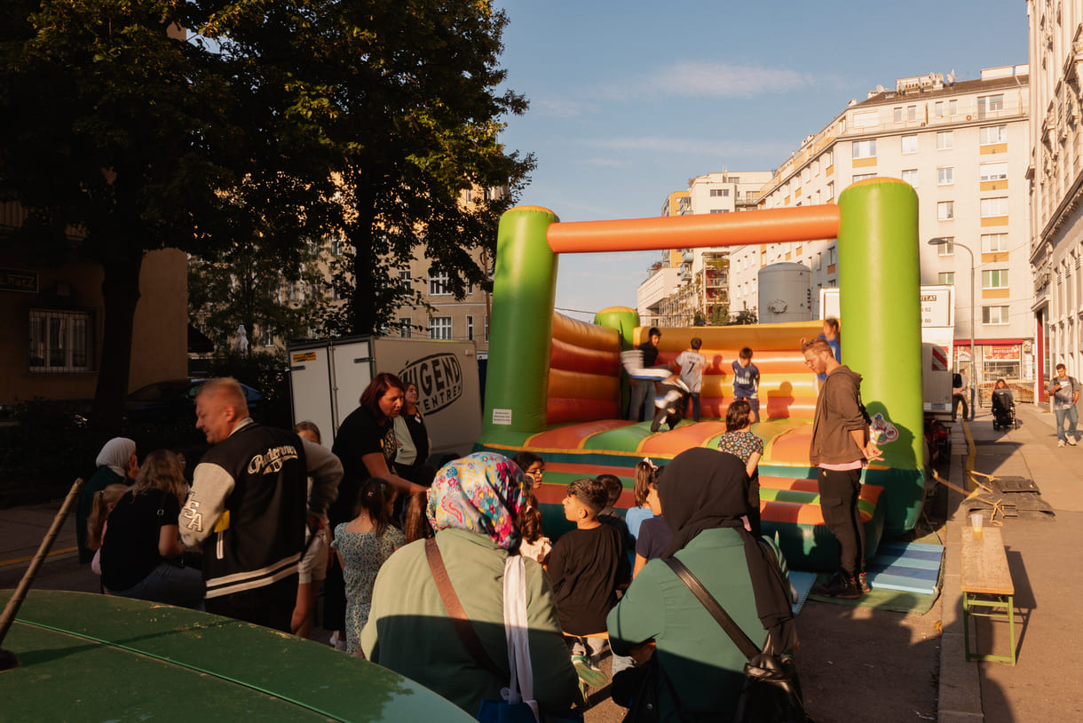 Schnappschuss vom 60. Geburtstagsfest des 5er-Hauses der Wiener Jugendzentren