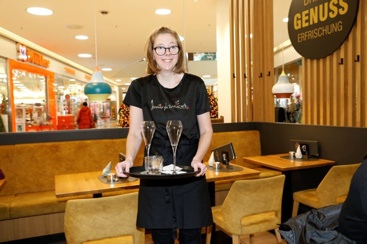 Verena Köll bei der Arbeit im Café Insieme in Schwaz (Tirol)