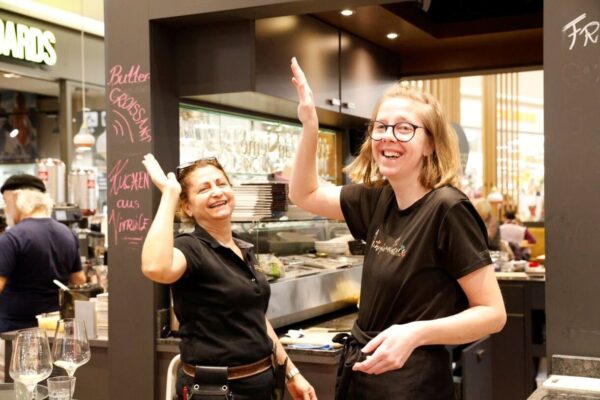 Verena Köll und ihre Chefin Lina Kasapoğlu (links) freuen sich über die Zusammenarbeit im Café Insieme in Schwaz (Tirol)