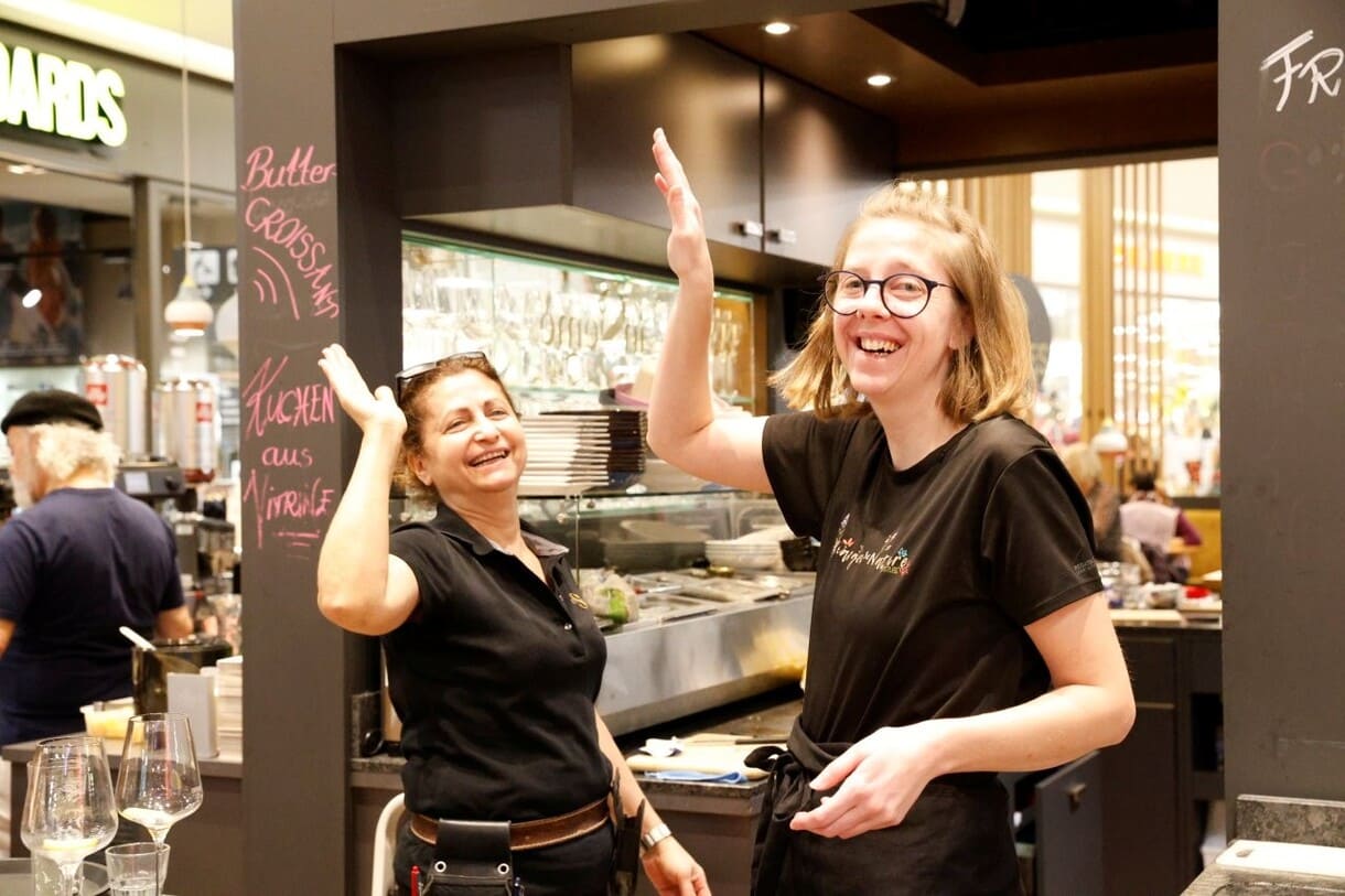Verena Köll und ihre Chefin Lina Kasapoğlu (links) freuen sich über die Zusammenarbeit im Café Insieme in Schwaz (Tirol)