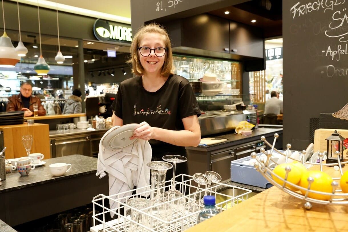 Verena Köll bei der Arbeit im Café Insieme in Schwaz (Tirol)