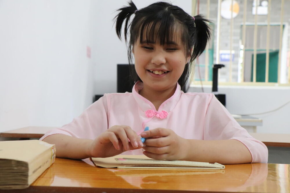 Xiaobing (12) aus China ist stark sehbehindert, war anfangs in einer Sonderschule und konnte später dank Förderung lernen, selbstständiger zurecht zu kommen