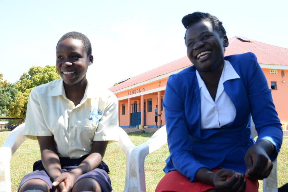 Elizabeth aus dem Bezirk Soroti in Ost-Uganda, erzählt einer World-Vision-Mitarbeiterin in einem Interview, wie sie dank der Unterstützung, lernen und studieren konnte