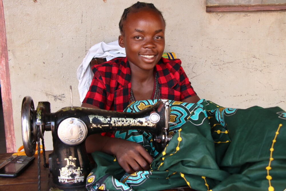 Mwila aus Nyimba in Sambia (Afrika) brachte sich Nähen bei, schneiderte außergewöhnlich Kleider und half so mit, ihrer Familie das finazielle Überleben zu sichern. Sie will letztlich Krankenschwester werden.