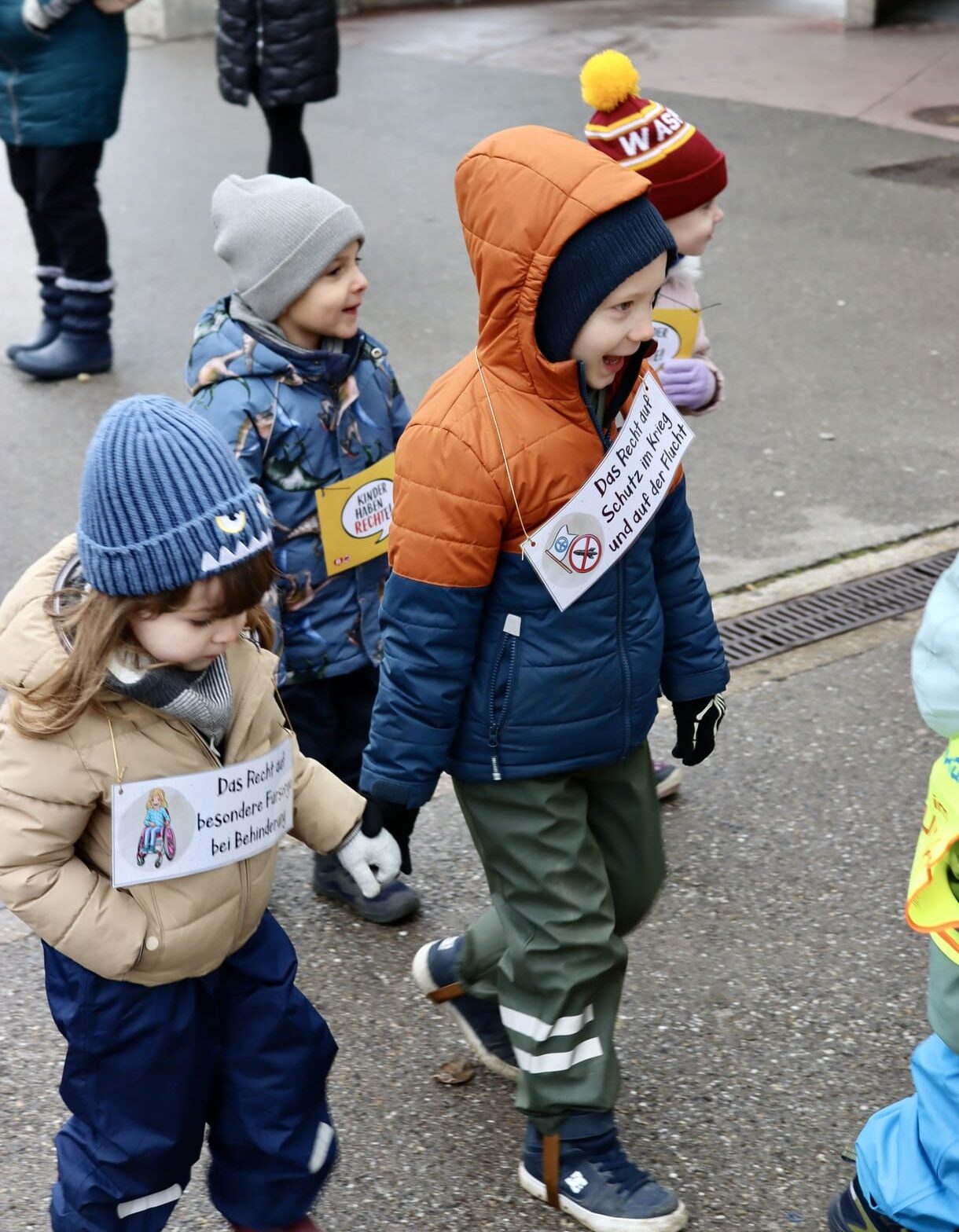 Kinder verteilen Keks und machen auf Kinderrechte aufmerksam