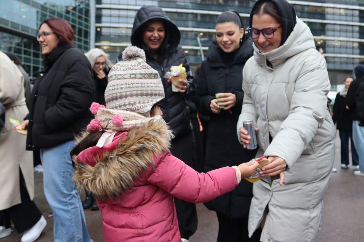 Kinder verteilen Keks und machen auf Kinderrechte aufmerksam