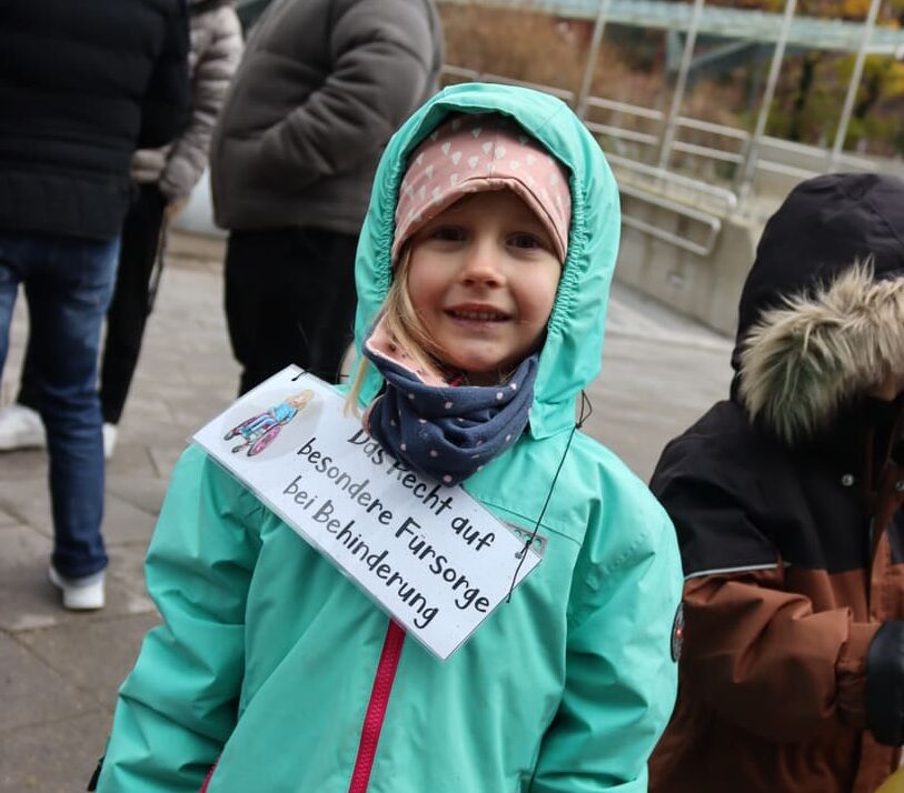 Kinder verteilen Keks und machen auf Kinderrechte aufmerksam