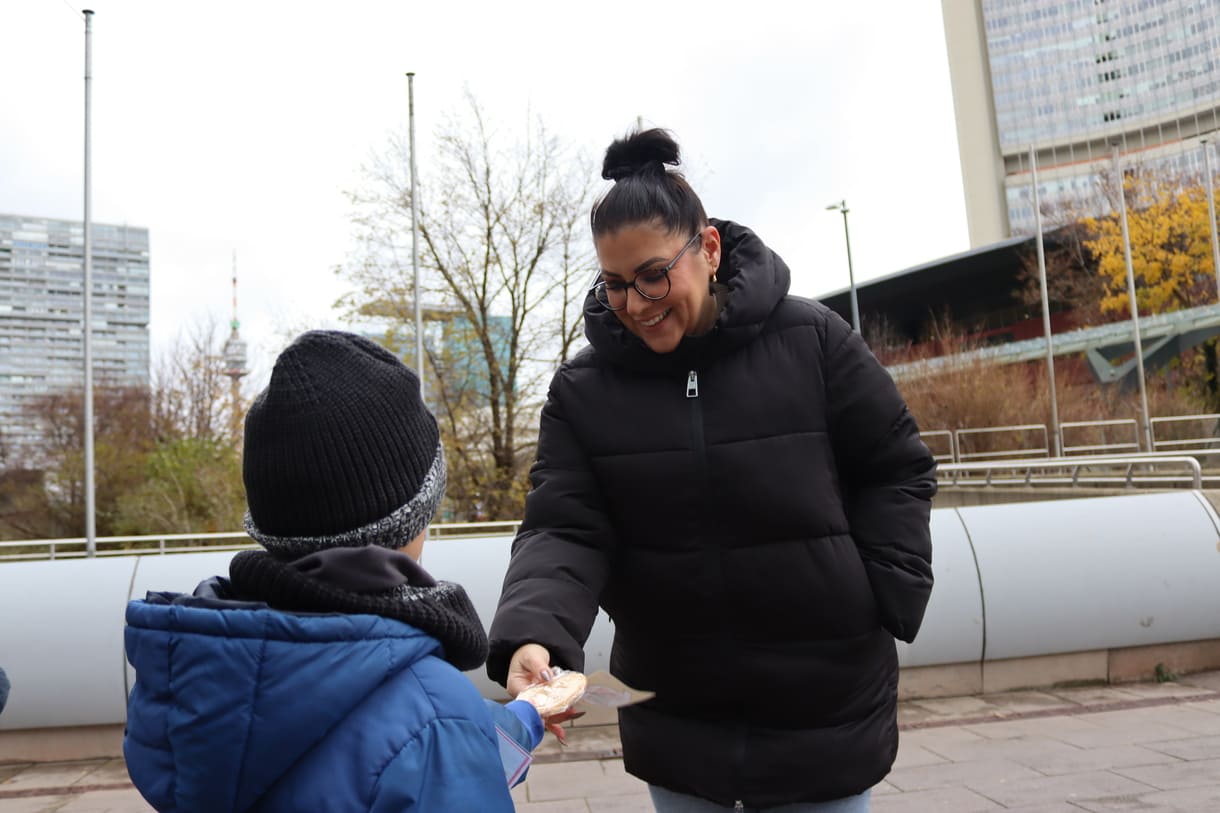 Kinder verteilen Keks und machen auf Kinderrechte aufmerksam