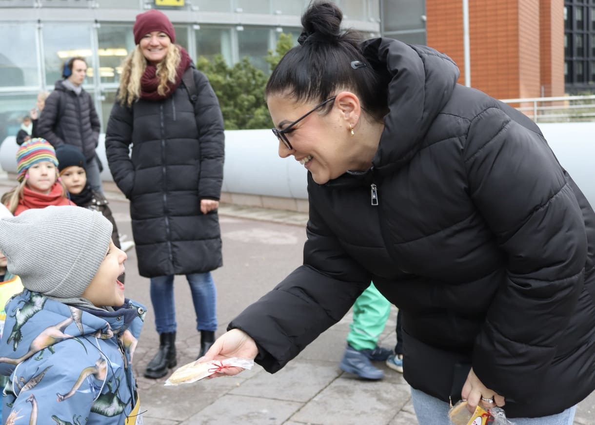 Kinder verteilen Keks und machen auf Kinderrechte aufmerksam