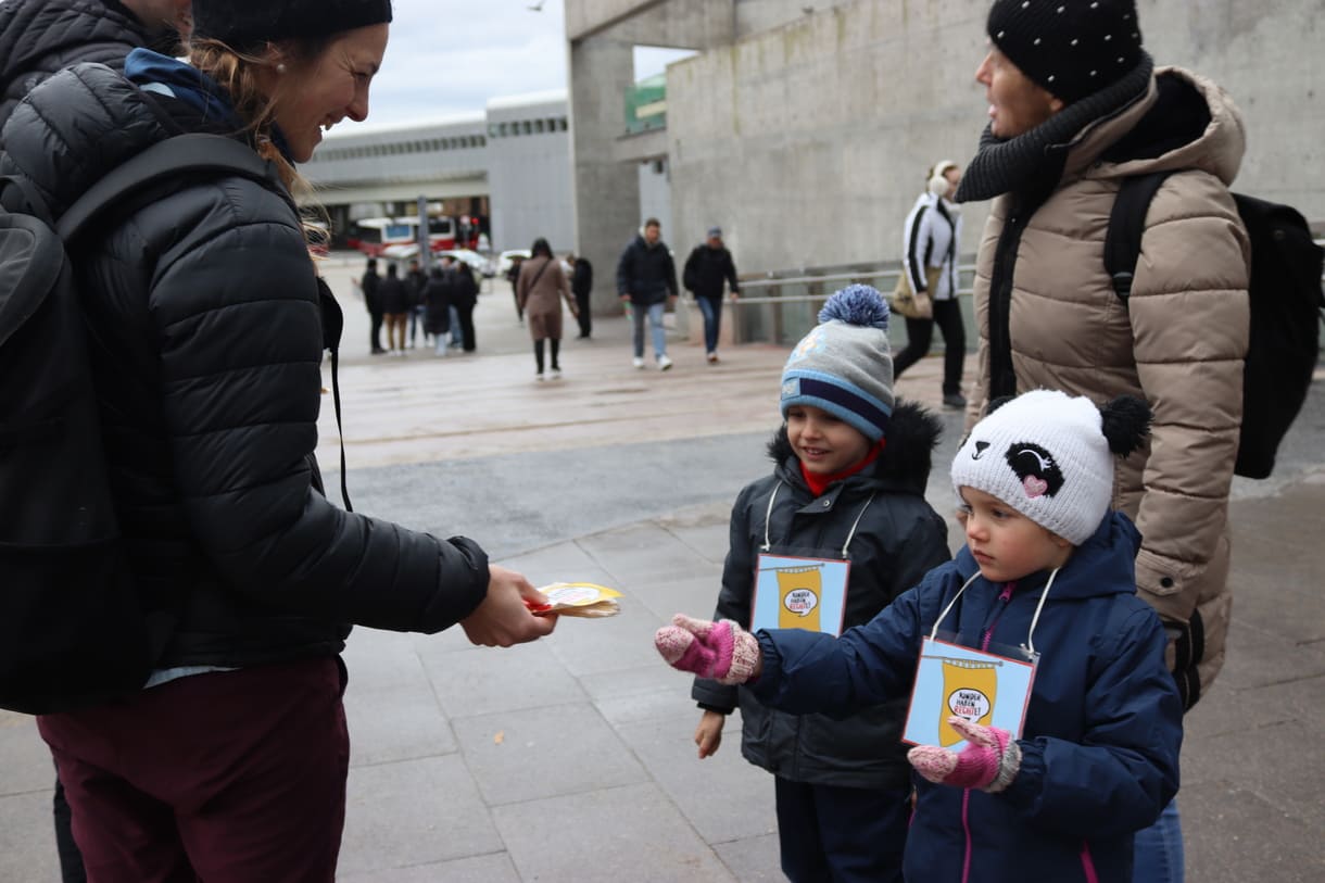 Kinder verteilen Keks und machen auf Kinderrechte aufmerksam