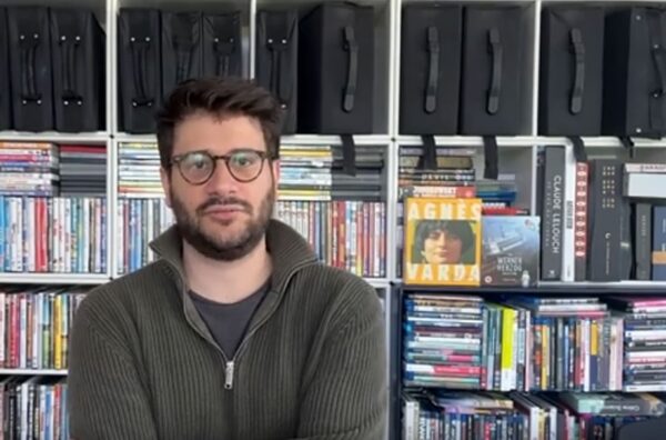 Screenshot aus einem Video-Interview von Özgür Anil für den YouTube-Kanal von "Cinema Next"