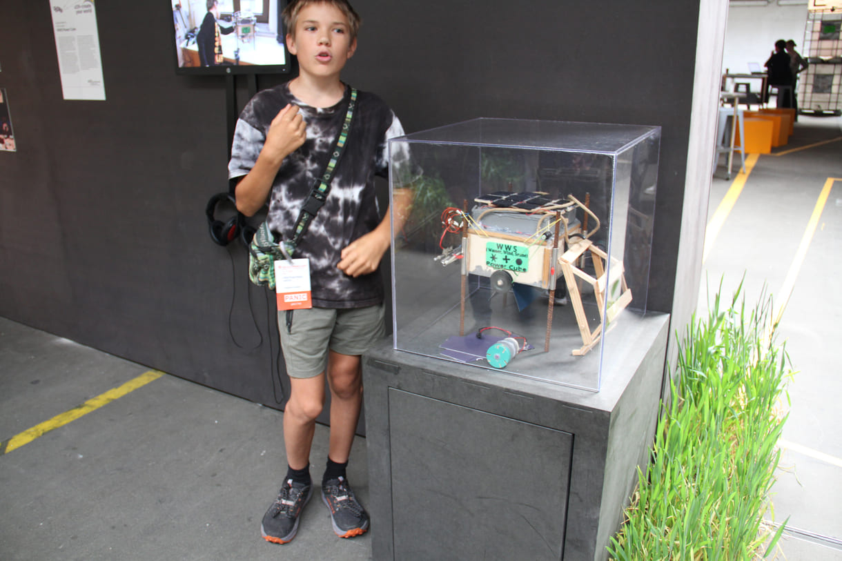 Leopold Kastler in der Ausstellung bei der Vitrine mit seinem handlichen, sauberen Kleinstkraftwerk