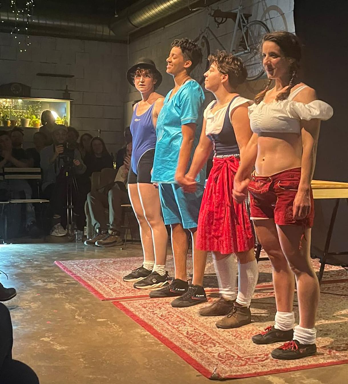 Verbeugung der Performer:innen nach 