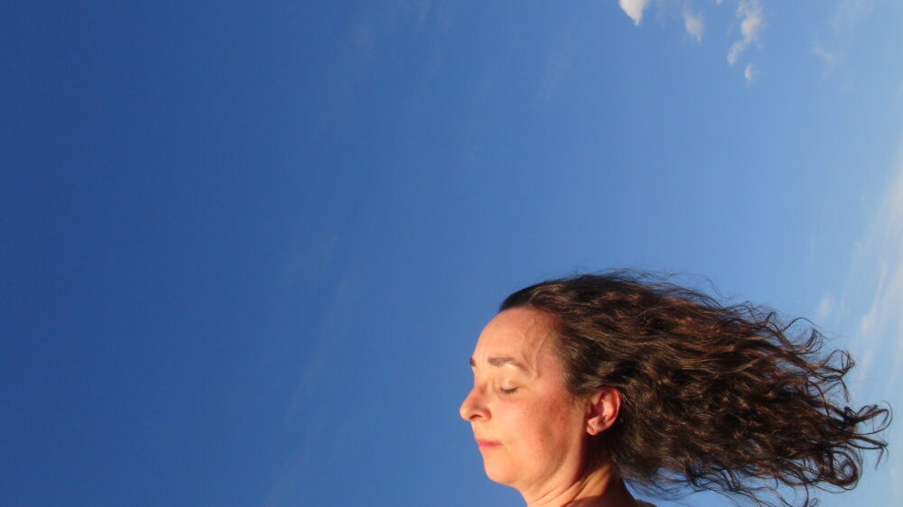 Natascha Gundacker mit im Wind fliegenden Haaren