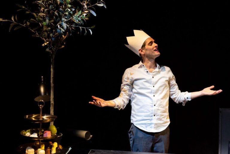 Szenenfoto aus "WIR! Eine Solo-Show" im Zirkus des Wissens an der JKU Linz