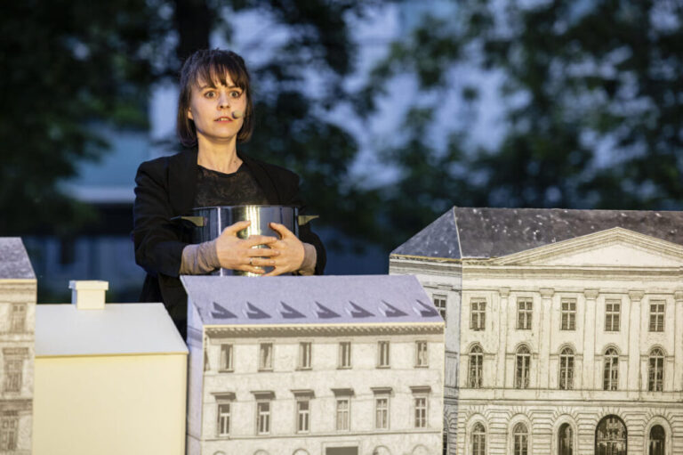 Szenenfoto aus "Songs About Places" über das Haus Ungargasse 34 - Spielort: Garten der UNiversität für Musik und darstellende Kunst