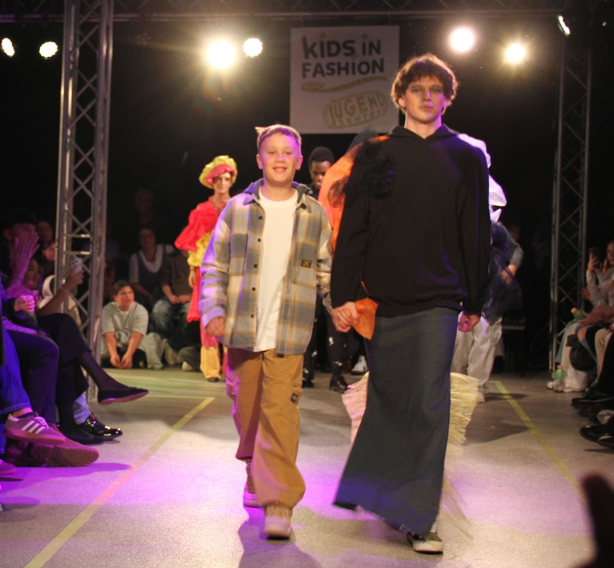 Desgner:innen, die bei der Show anwesend waren mit "ihren" Models auf dem Laufsteg