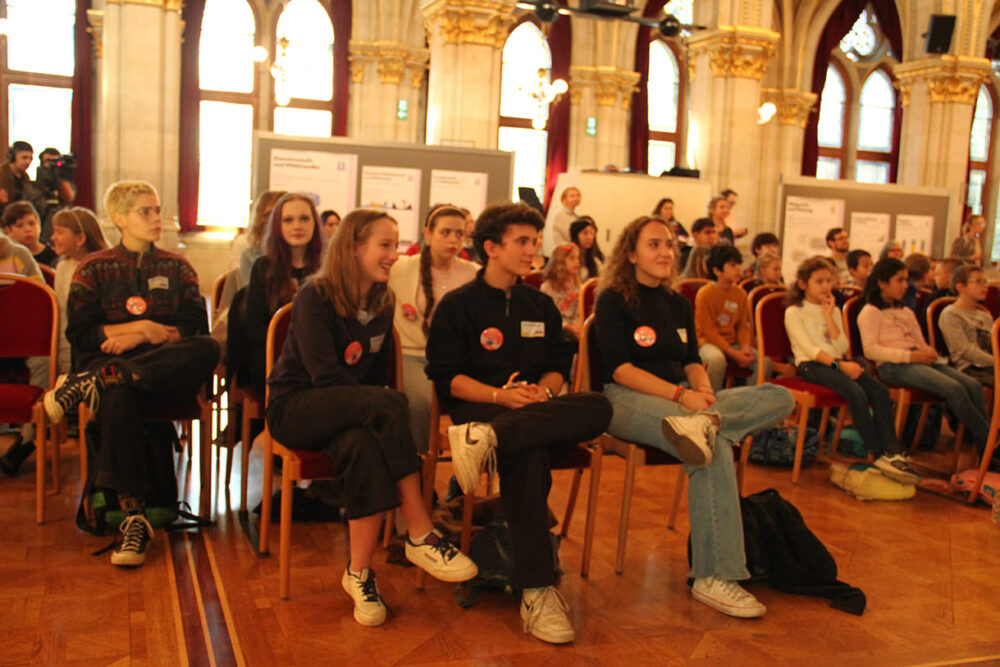 Junge und jüngste Abgeordnete des Kinder- und Jugendparlaments im Festsaal des Wiener Rathauses