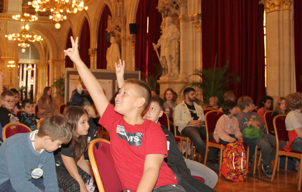 Junge und jüngste Abgeordnete des Kinder- und Jugendparlaments im Festsaal des Wiener Rathauses