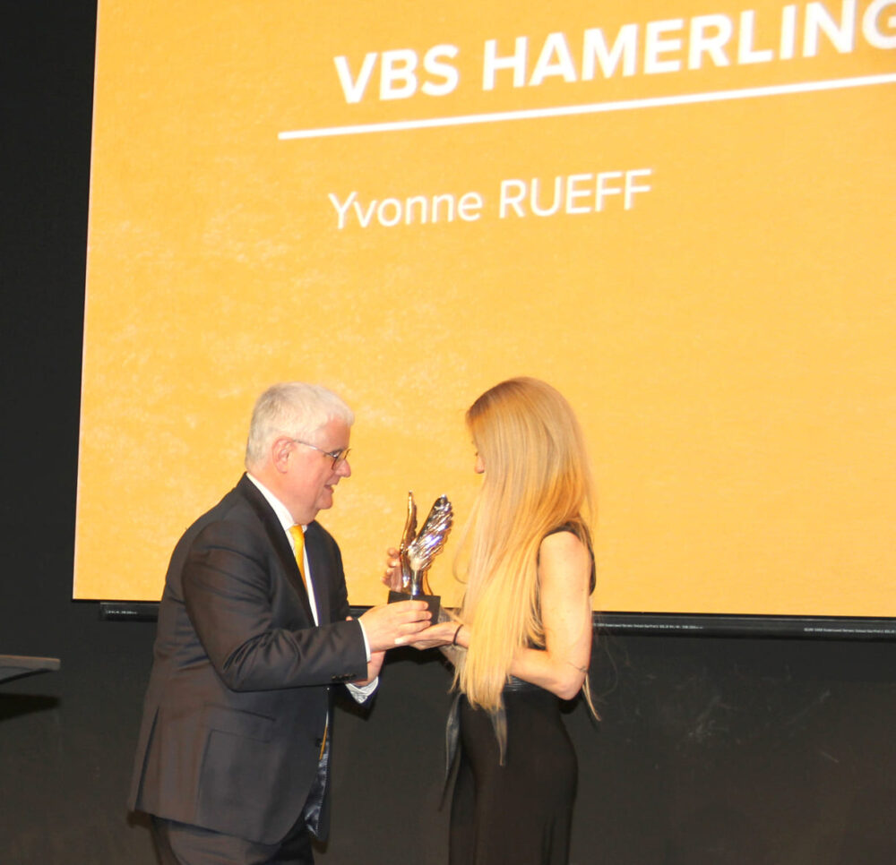 Ausgezeichnet als Absolventin des Jahres wurde Yvonne Rueff (HAK Hamerlingplatz), gewürdigt von Helmut Schramm, Chef des Schulerhalters, Fonds der Wiener Kaufmannschaft
