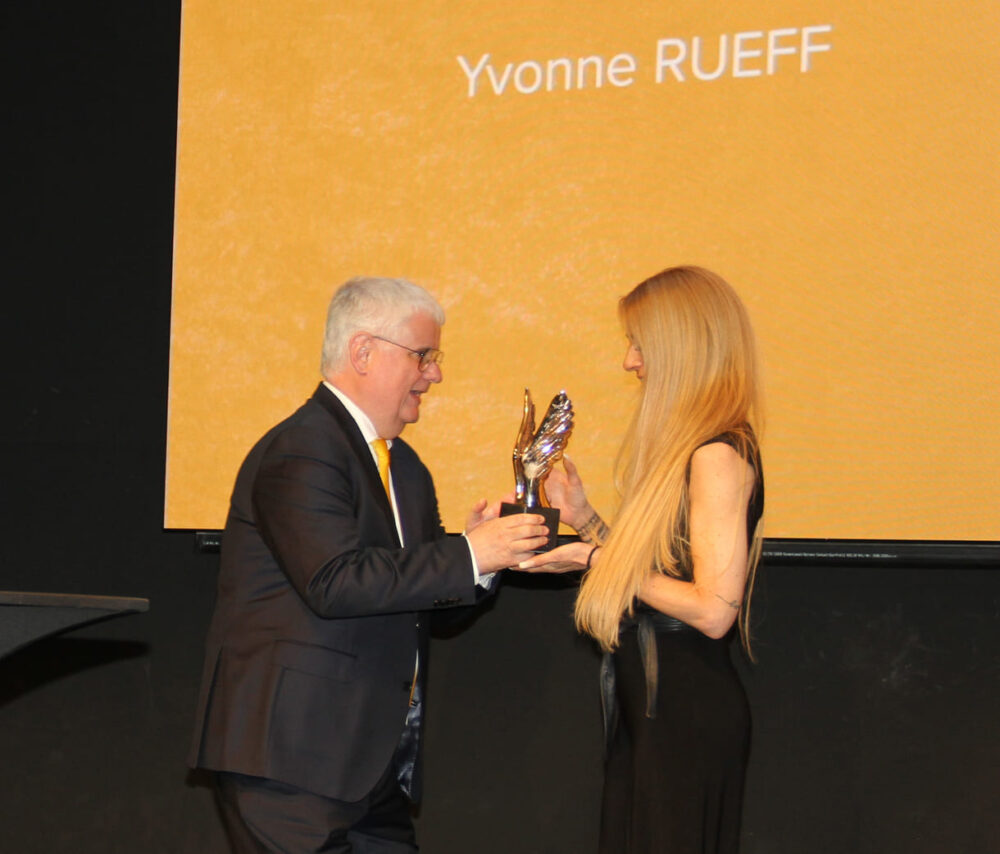 Ausgezeichnet als Absolventin des Jahres wurde Yvonne Rueff (HAK Hamerlingplatz), gewürdigt von Helmut Schramm, Chef des Schulerhalters, Fonds der Wiener Kaufmannschaft