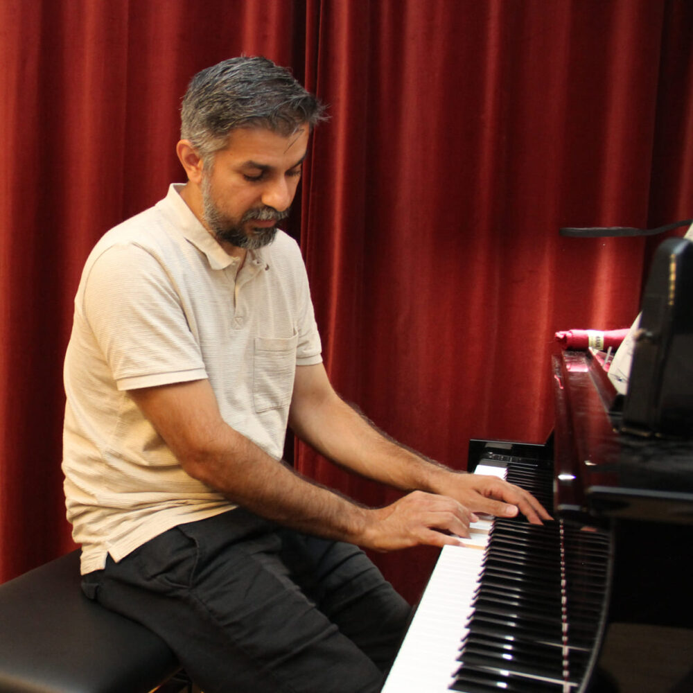 In der Academy: Adrian am Klavier