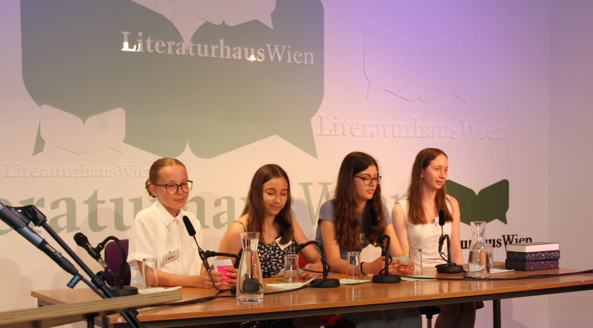 Jugendliche präsentieren das Sonderpreisbuch: Band 3 bzw. überhaupt die 