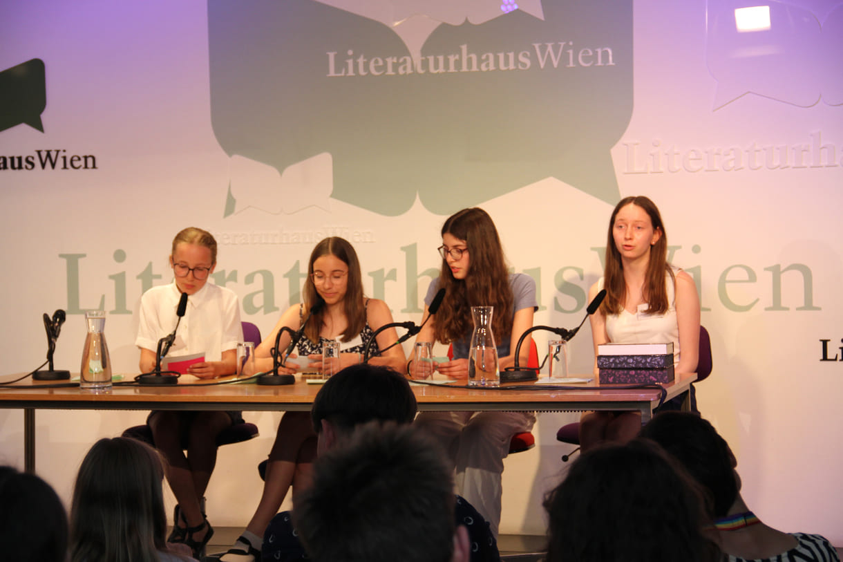 Jugendliche präsentieren das Sonderpreisbuch: Band 3 bzw. überhaupt die 