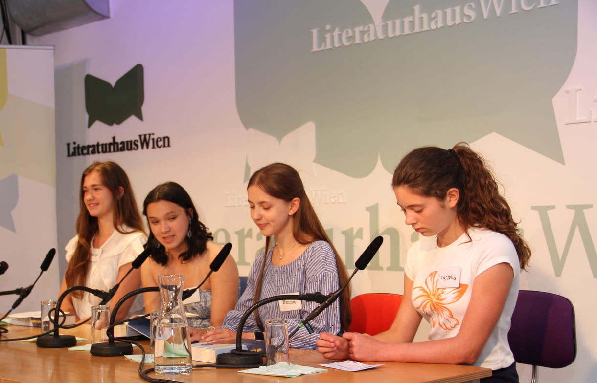 Jugendliche aus der Jury der jungen Leser*innen stellen das Preisbuch vor: Alle Farben von Licht
