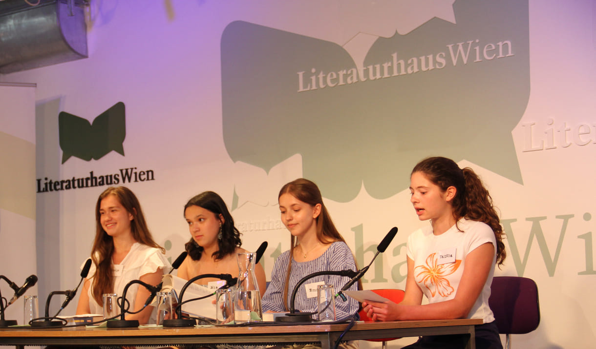 Jugendliche aus der Jury der jungen Leser*innen stellen das Preisbuch vor: Alle Farben von Licht