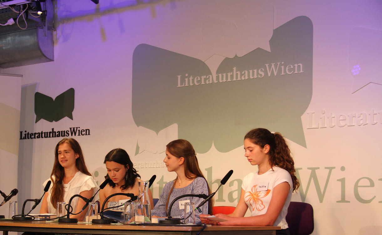 Jugendliche aus der Jury der jungen Leser*innen stellen das Preisbuch vor: Alle Farben von Licht